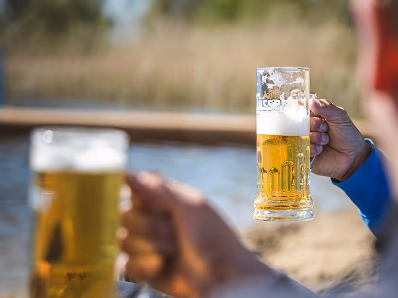 Bier am See - eiskalte Erfrischung frisch gezapft am Badesee in Lüsewitz bei Sanitz, Rostock.