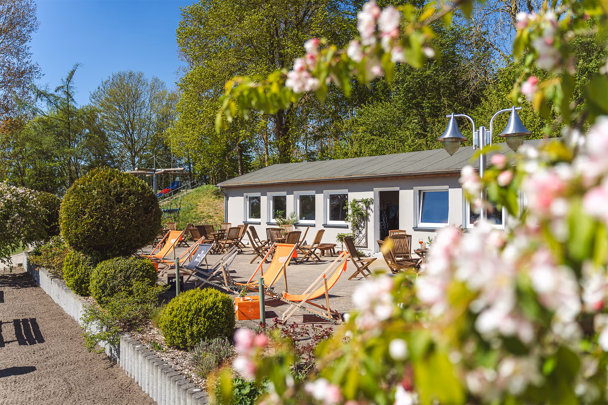 Das ehemalige Café Seestern in Groß Lüsewitz am See - das Uferglueck 35 lädt zum Verweilen ein. Genießen Sie Eis, Snacks, Getränke und mehr am See in Groß Lüsewitz.