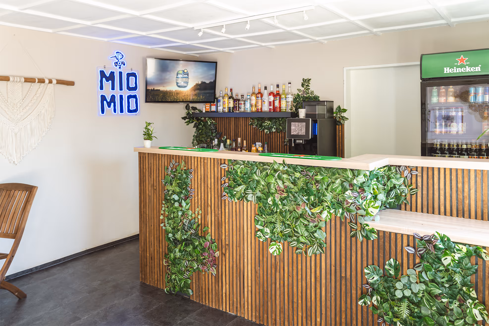 Eine Bar am See im Uferglueck Groß Lüsewitz. Ihre neue Location für Events, Hochzeiten und zum Genießne. Mieten Sie unsere Location für Ihr Event.